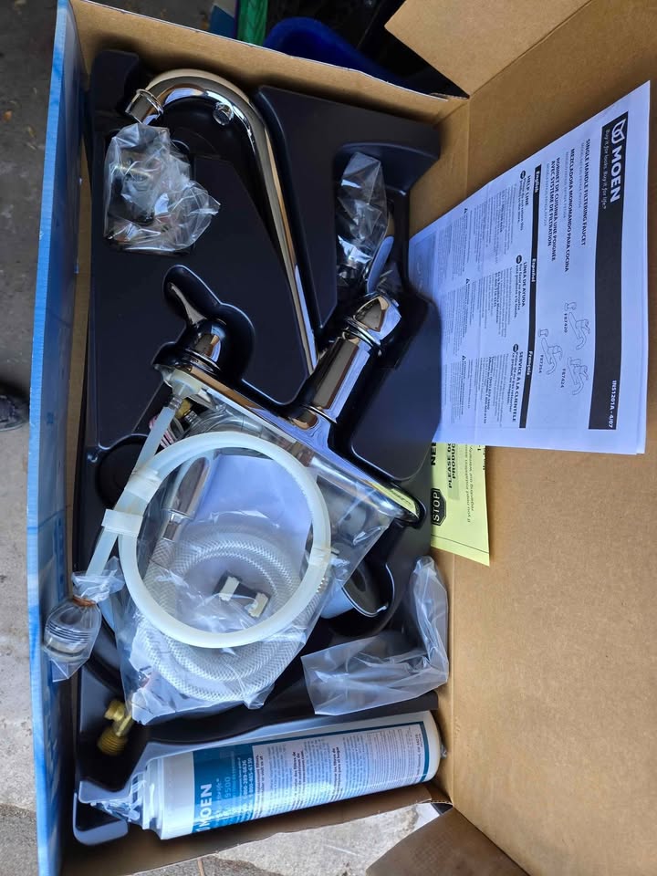 Moen Kitchen Faucet with sprayer - photo 3