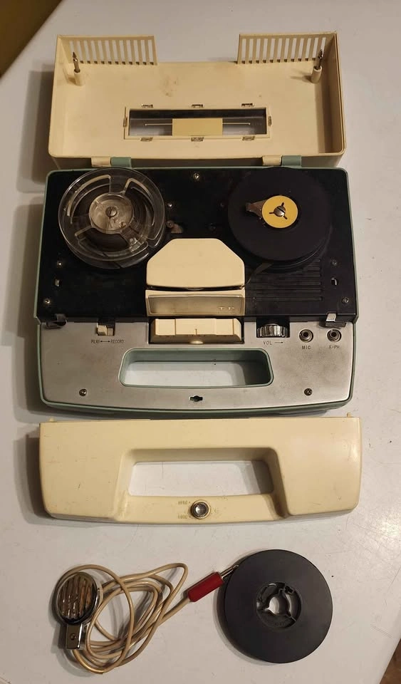 Aiwa TP-40 portable reel-to-reel tape recorder - photo 2