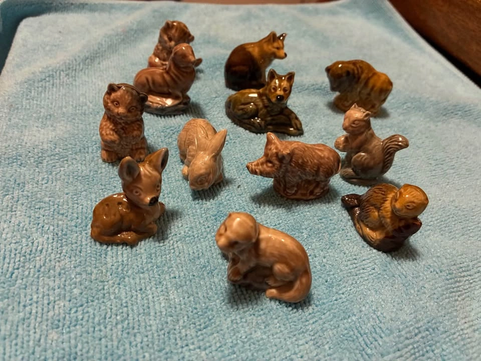 Vintage Wade Whimsies Red Rose Tea Figurines-Large Lot of 32 - photo 2