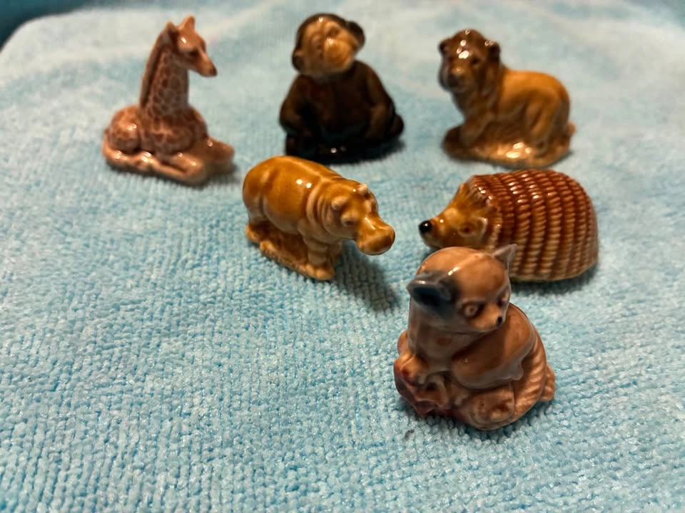 Vintage Wade Whimsies Red Rose Tea Figurines-Large Lot of 32 - photo 3