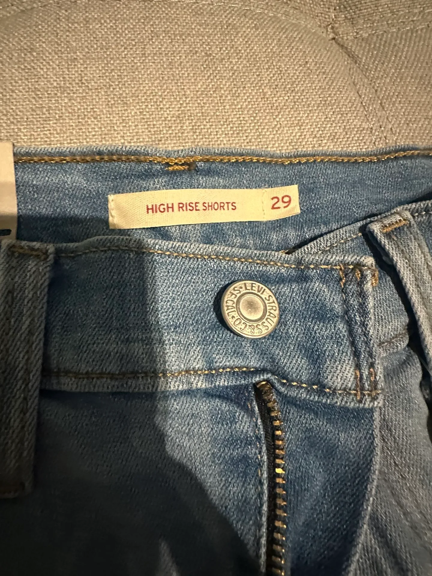 Women’s Shorts LEVI image indicator(2)