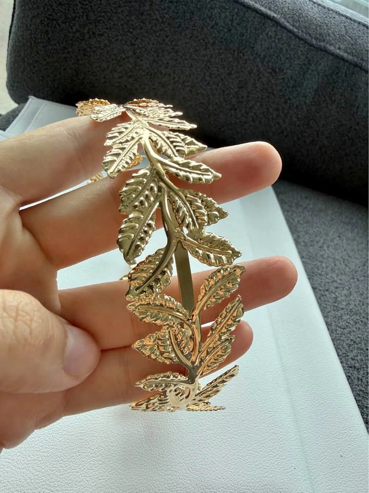 Beautiful vintage style queen Gold Laurel Leaf Headband