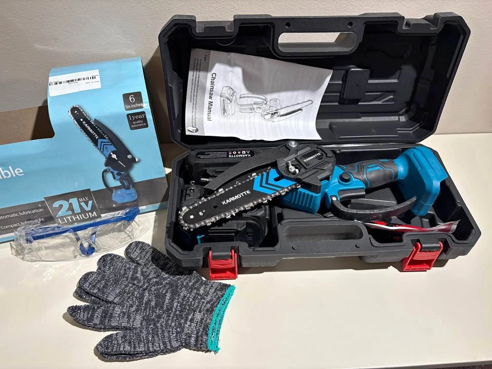 Portable chain saw with 2 batteries and case