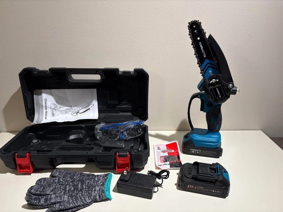 Portable chain saw with 2 batteries and case - photo 2