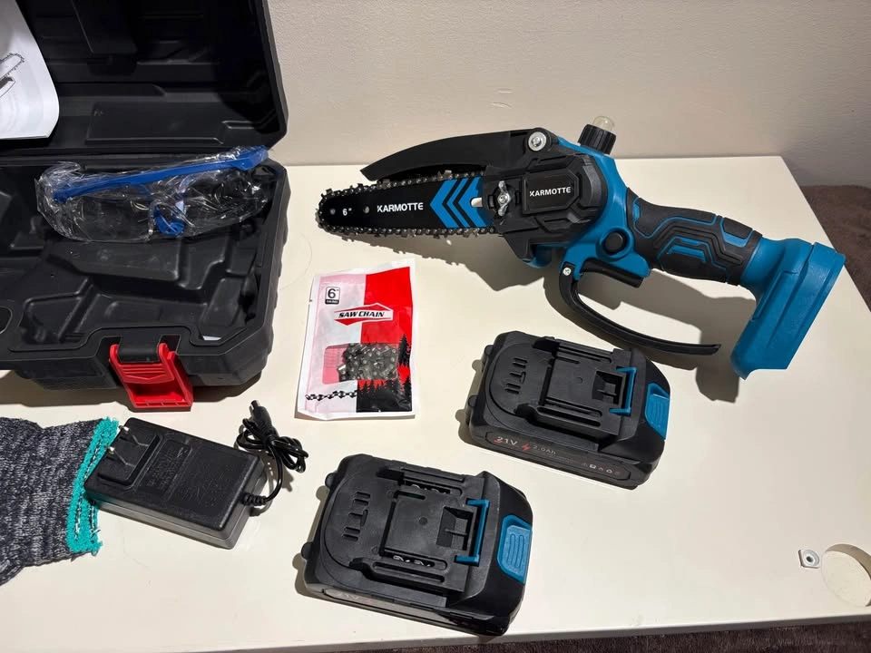 Portable chain saw with 2 batteries and case - photo 3