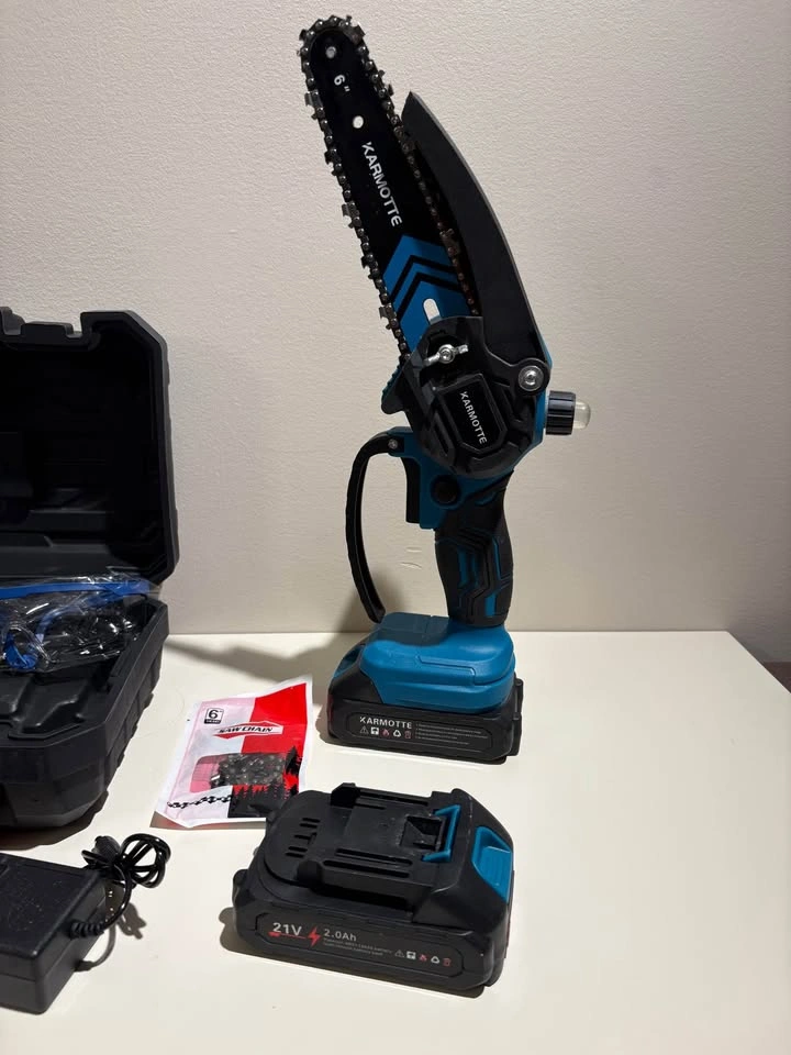 Portable chain saw with 2 batteries and case - photo 4
