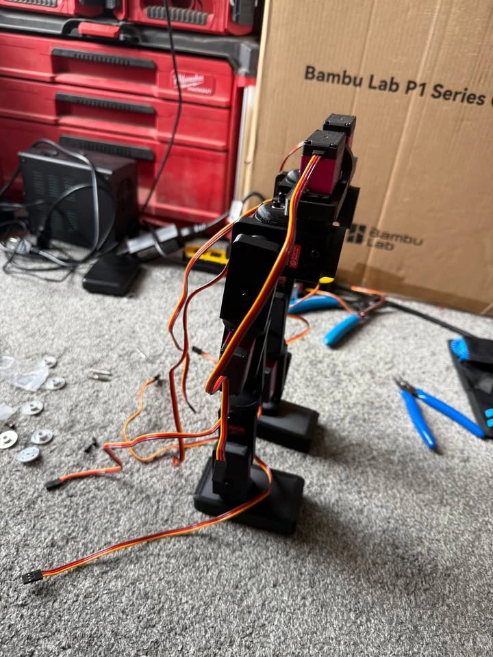 Humanoid robot legs for sale with servos no battery or computer - photo 3