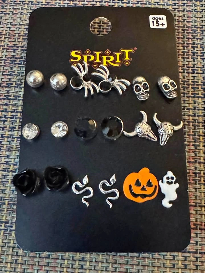 Halloween inspired earrings 🎃👻💀 18 pieces 9 pairs
