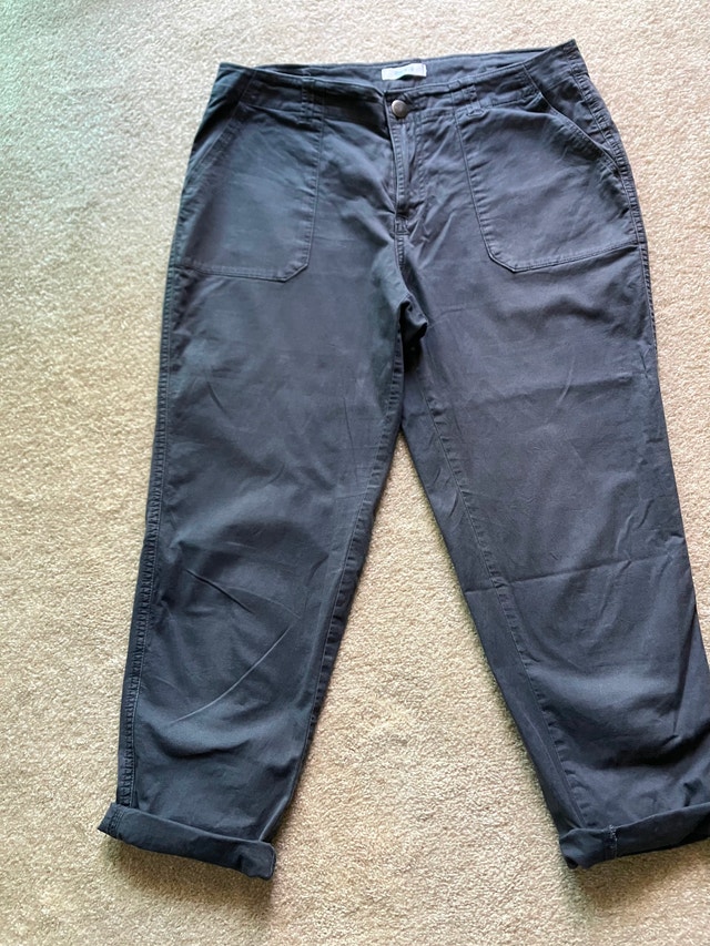 Ricki's Grey Capris