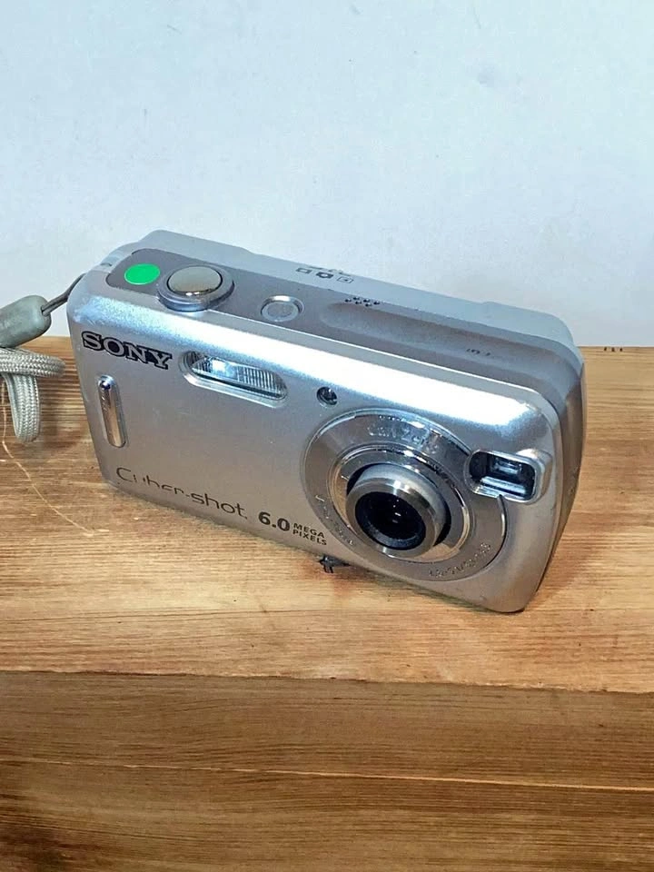 Sony Cyber-shot DSC-S600 6.0MP Digital Camera