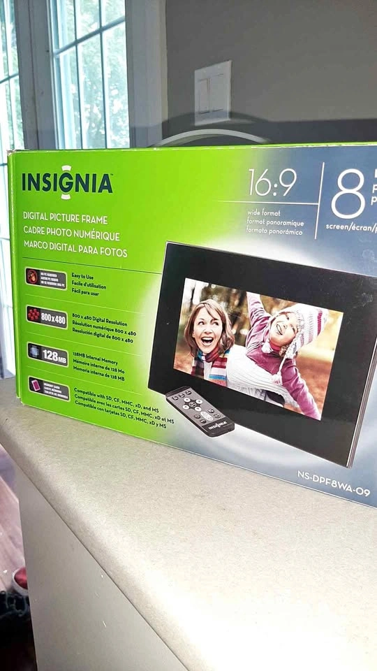 Insignia 8" Digital Picture Frame NS-DPF8WA-09