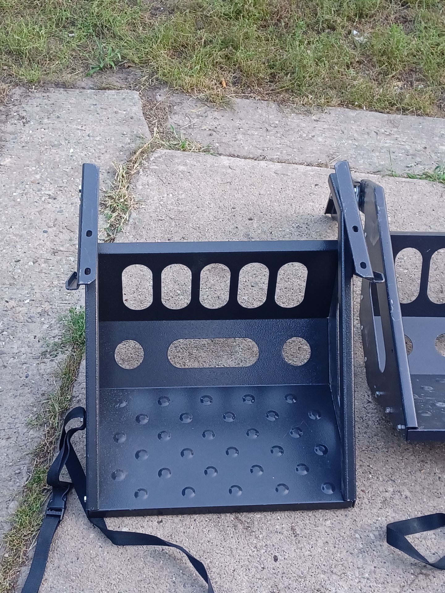 Lightly used trailer folding steps qty 2 conqueror uev-490 - photo 2