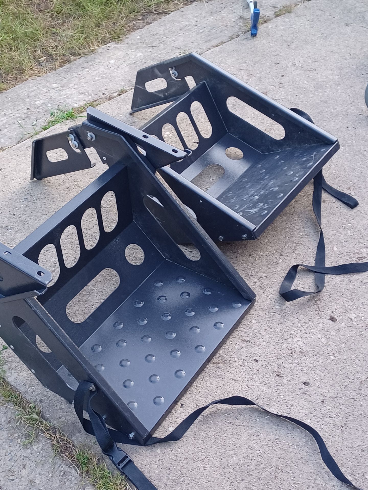 Lightly used trailer folding steps qty 2 conqueror uev-490 - photo 3