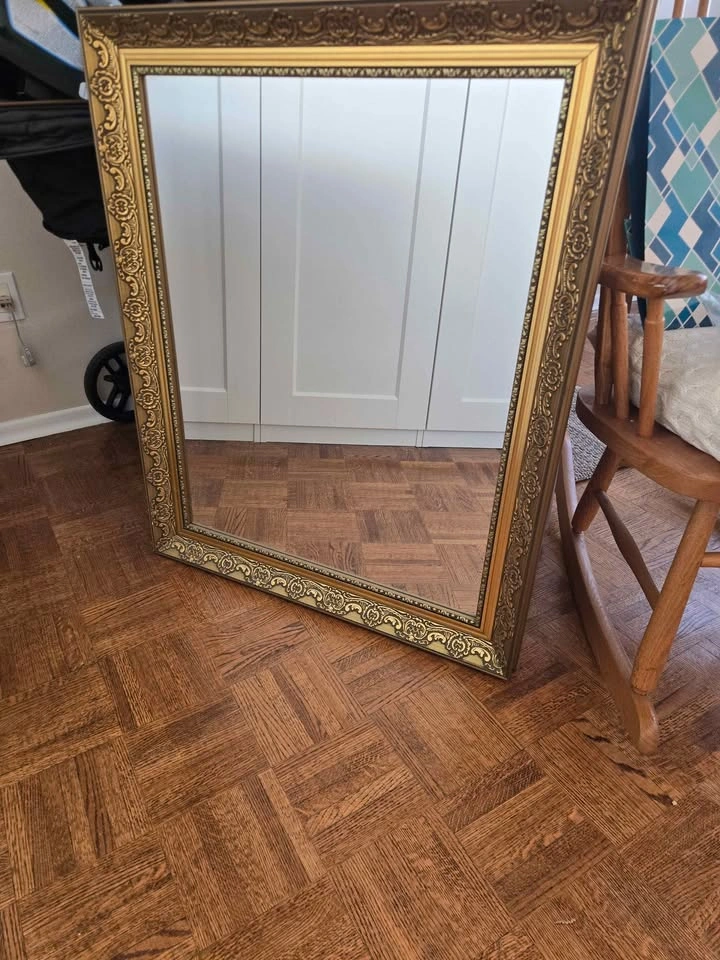 Gold-framed mirror - photo 2