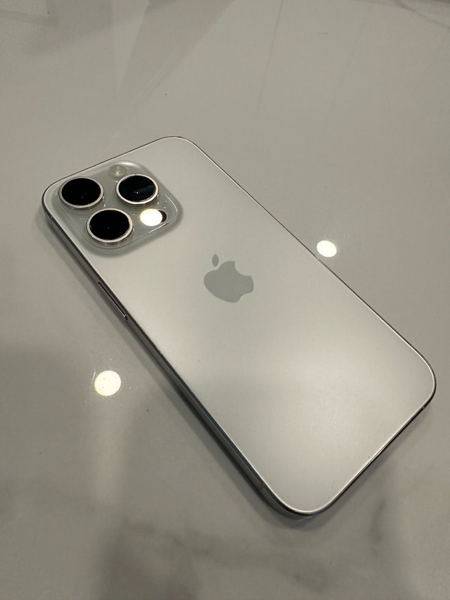 iPhone 15 Pro 128GB - Silver - Good Condition - photo 2