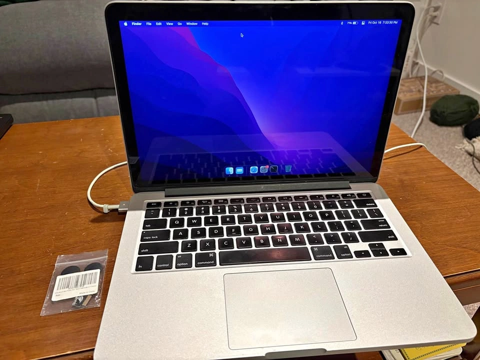 Early 2015 MacBook Pro Retina, with original charger + new batte