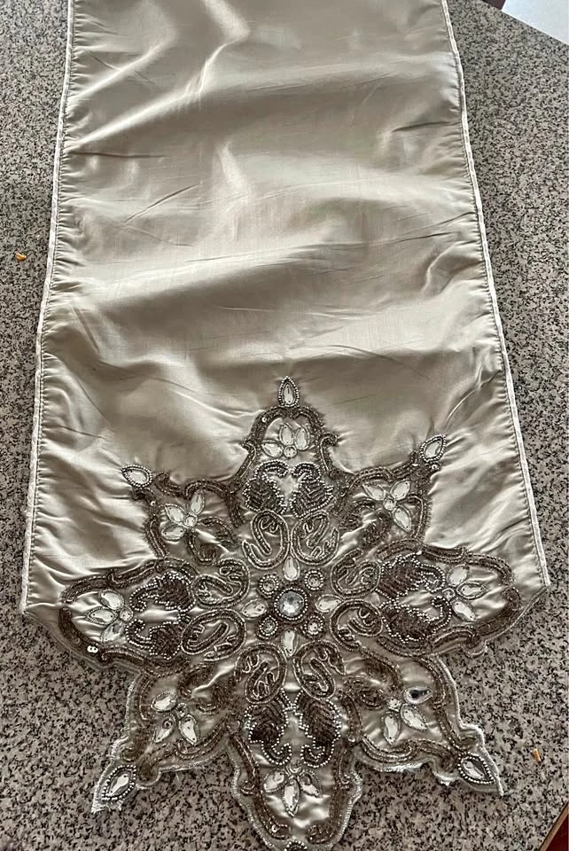 Holiday Table Runner ❄️ Stunning