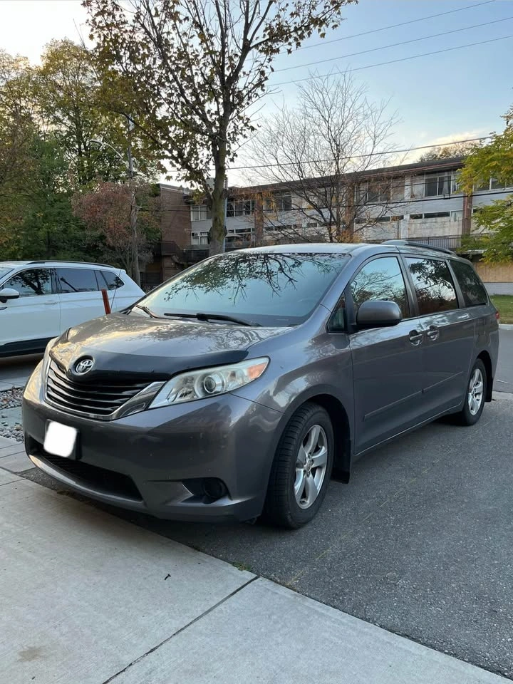 2012 Toyota Sienna - photo 2