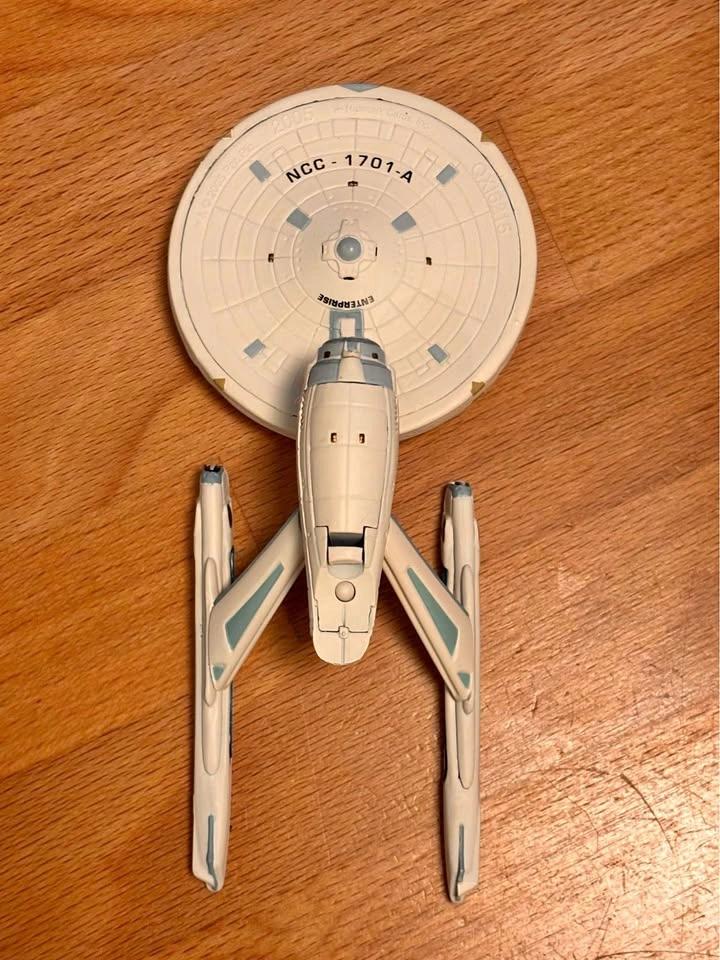 2005 Hallmark Keepsake Star Trek U.S.S. Enterprise Ornament