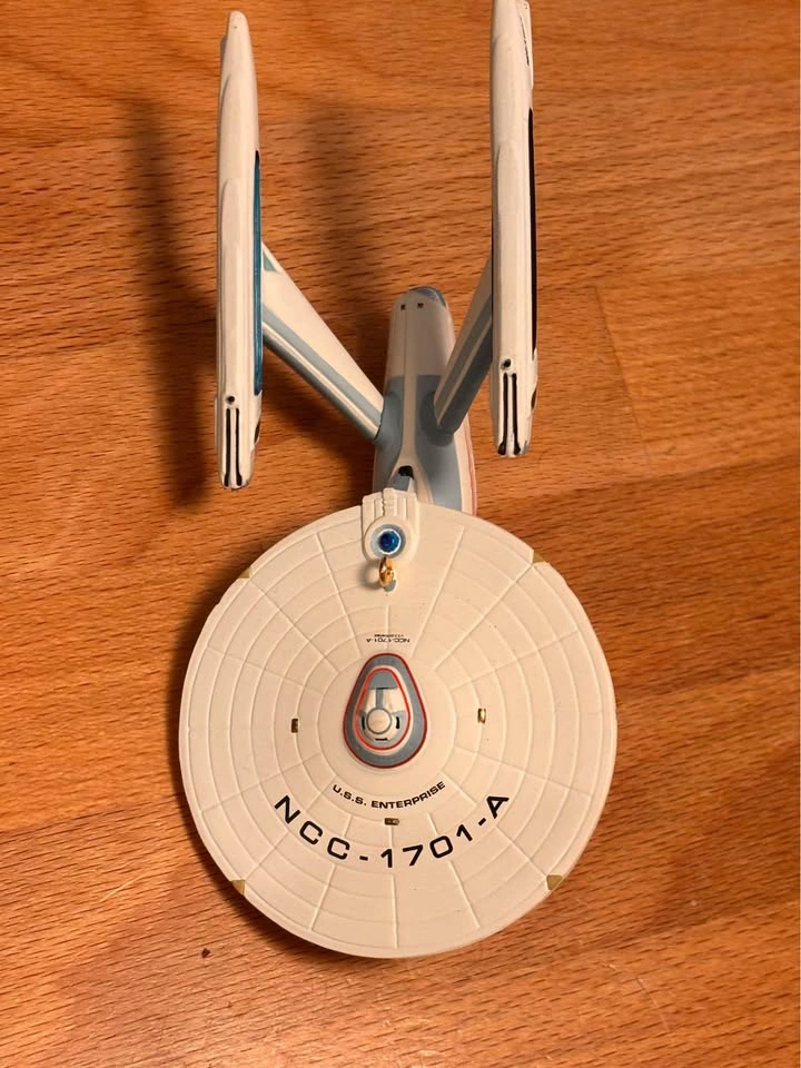 2005 Hallmark Keepsake Star Trek U.S.S. Enterprise Ornament - photo 2
