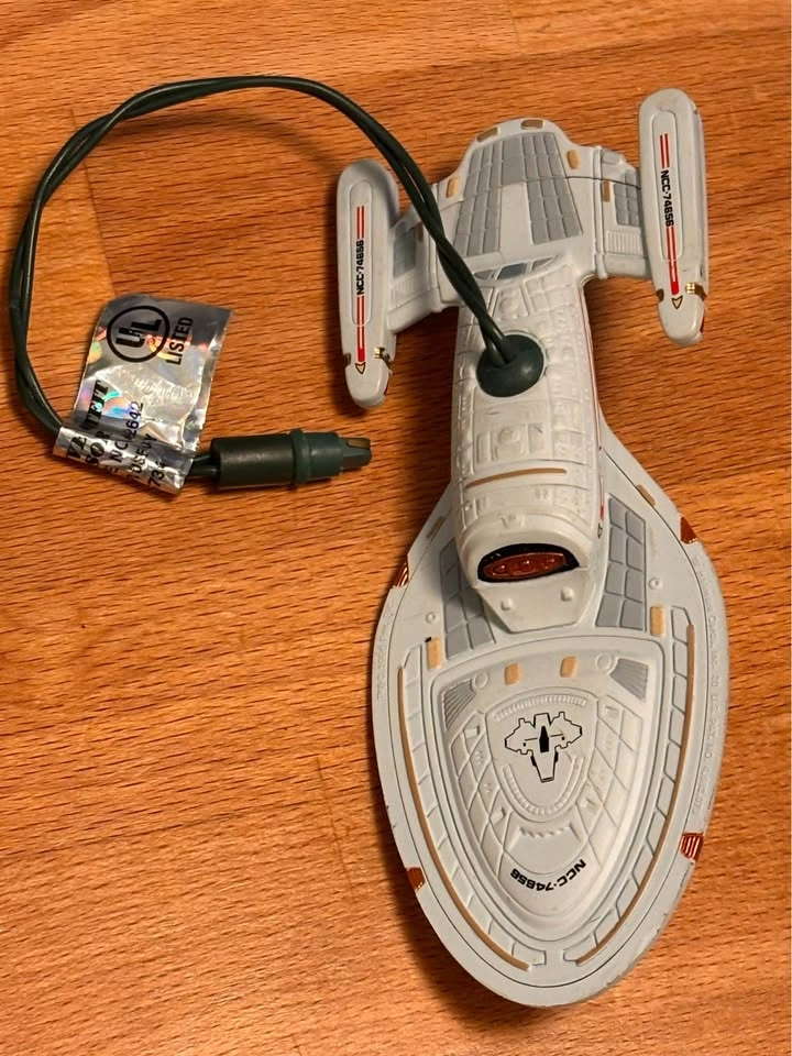 1996 Hallmark Keepsake Star Trek U.S.S. Voyager Ornament - photo 2