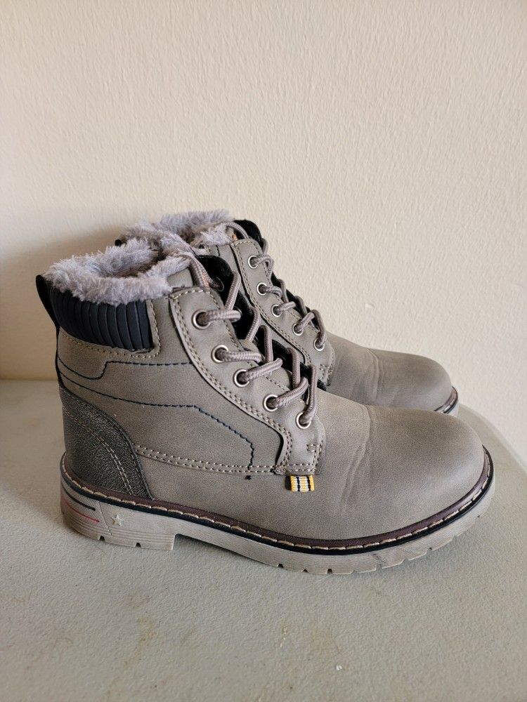 Boy Or Girl Fur Boots Waterproof Size 2.5 Not Used
