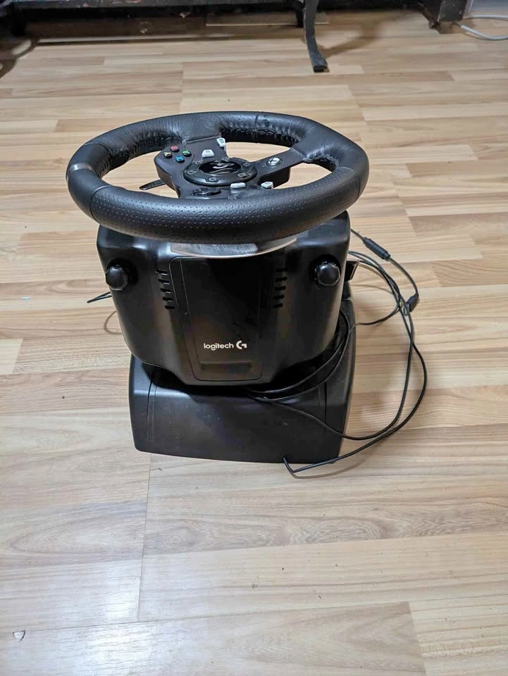 Logitech G920 Driving Force Racing Wheel and Pedals