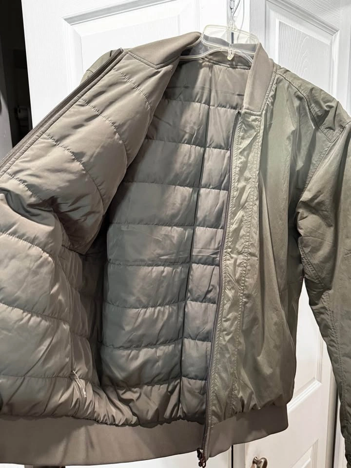 Lululemon Switch Over Bomber Jacket (Reversible) - Used once! - photo 2