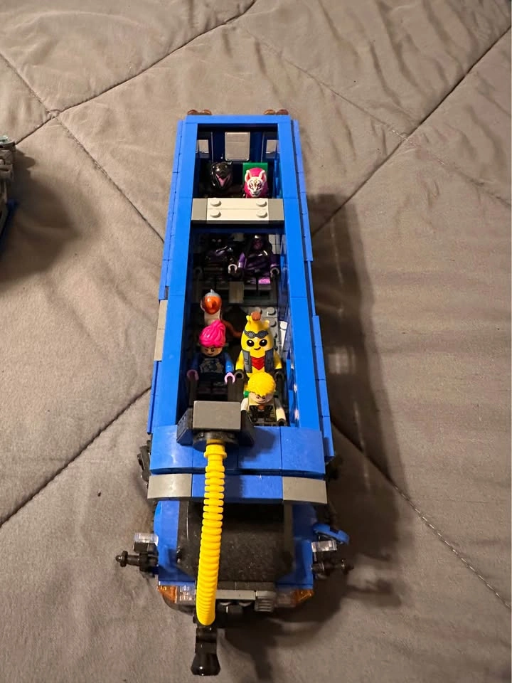 LEGO Fortnite Battle Bus - photo 2