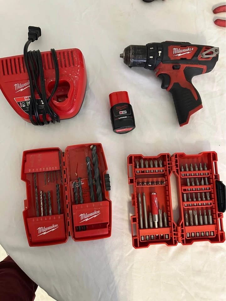 Milwaukee Cordless Drill + Battery, Charger, Husky Tool Bag - photo 5