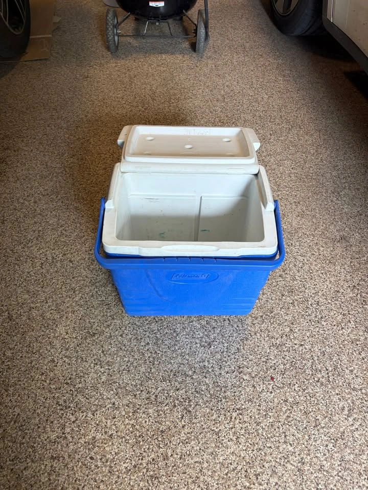 Coleman Cooler with attached lid - photo 2