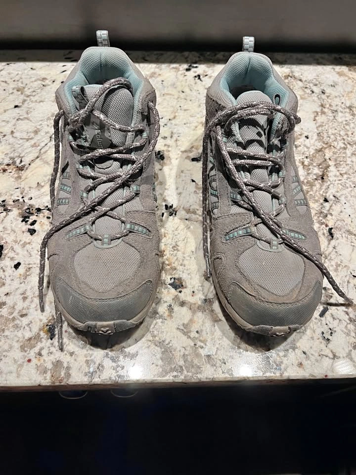 Columbia Youth Size 5 (Ladies 6.5) Mid Omni-Tech Hiking Boots