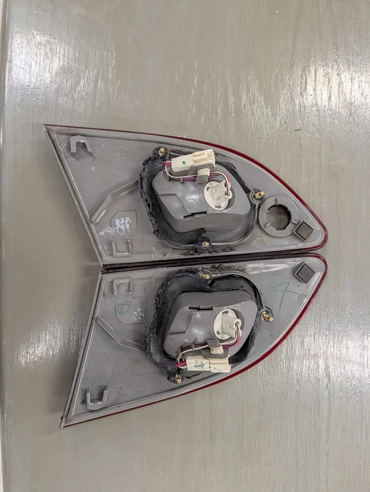 1998-2000 Toyota Corolla Tail Lights - photo 2