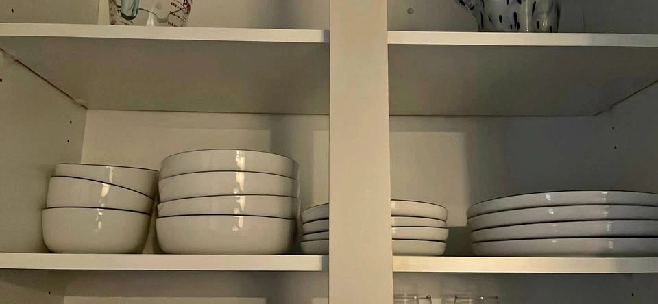 16-Piece White Ceramic Dinnerware Set with Blue Rim