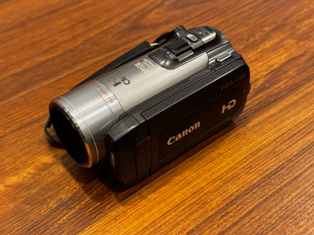 Canon Vixia HF200 HD Camcorder – A+ with box & acc.