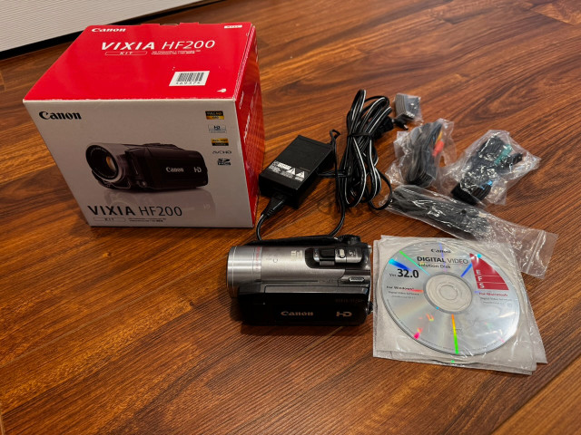 Canon Vixia HF200 HD Camcorder – A+ with box & acc. - photo 4