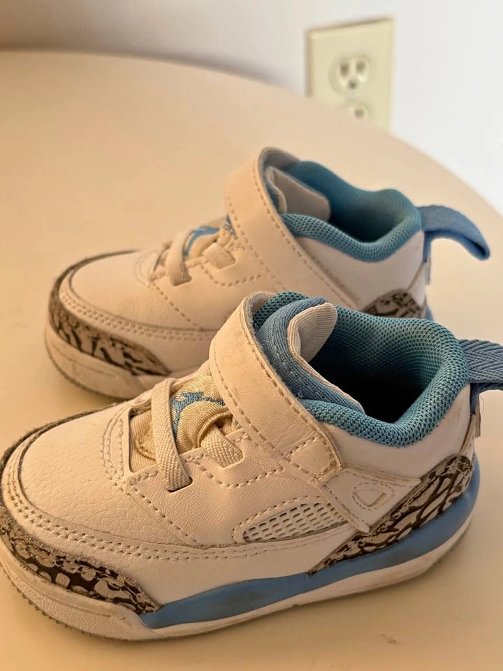 Jordan 3 Retro White/University Blue Size 4C