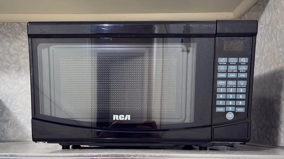 RCA 0.7 cu. ft. Countertop Microwave (Black) - photo 5