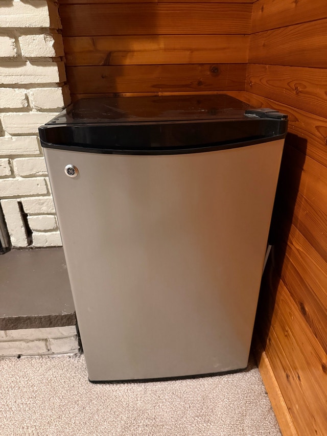 GE Compact Refrigerator GMR05BLPBSC