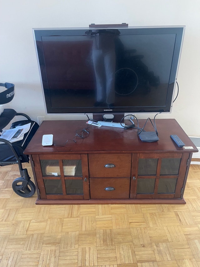 TV WITH STAND (BUNDLE)