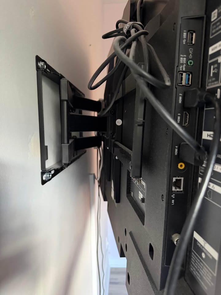 Sony Bravia 55 inch TV (Wall mount only) - photo 2