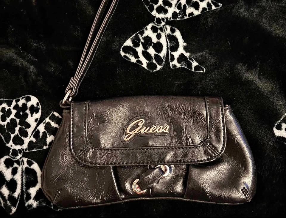 y2k vintage Guess leather clutch purse