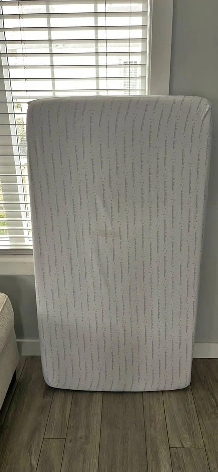 Crib Mattress with 2 fitted sheets