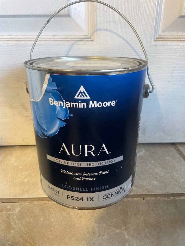 Benjamin Moore Aura Paint - white - Chantilly Lace (OC-65)