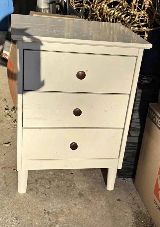 Compact white 3-drawer nightstand / small dresser