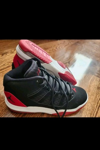 Nike Air Jordan Max Aura Black Gym Red Youth US 5.5