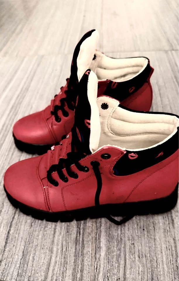 Red High-Top Boots with Lip Print Pattern - photo 2