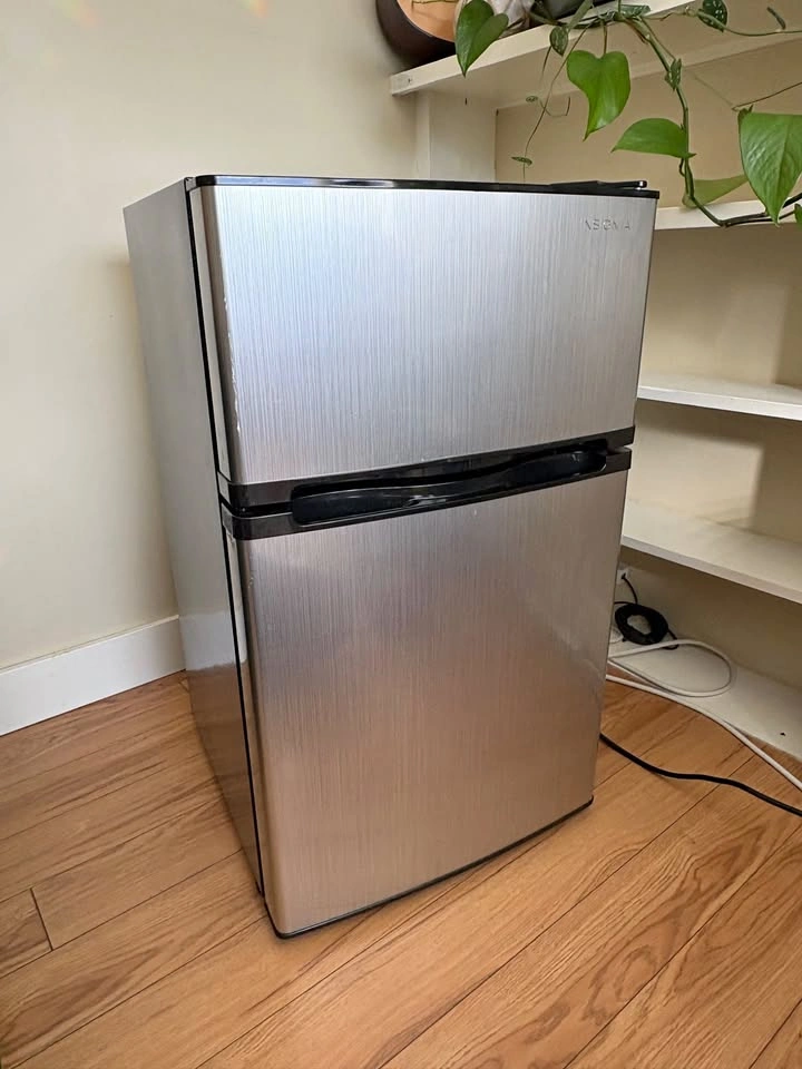 Insignia Minifridge w/ Freezer