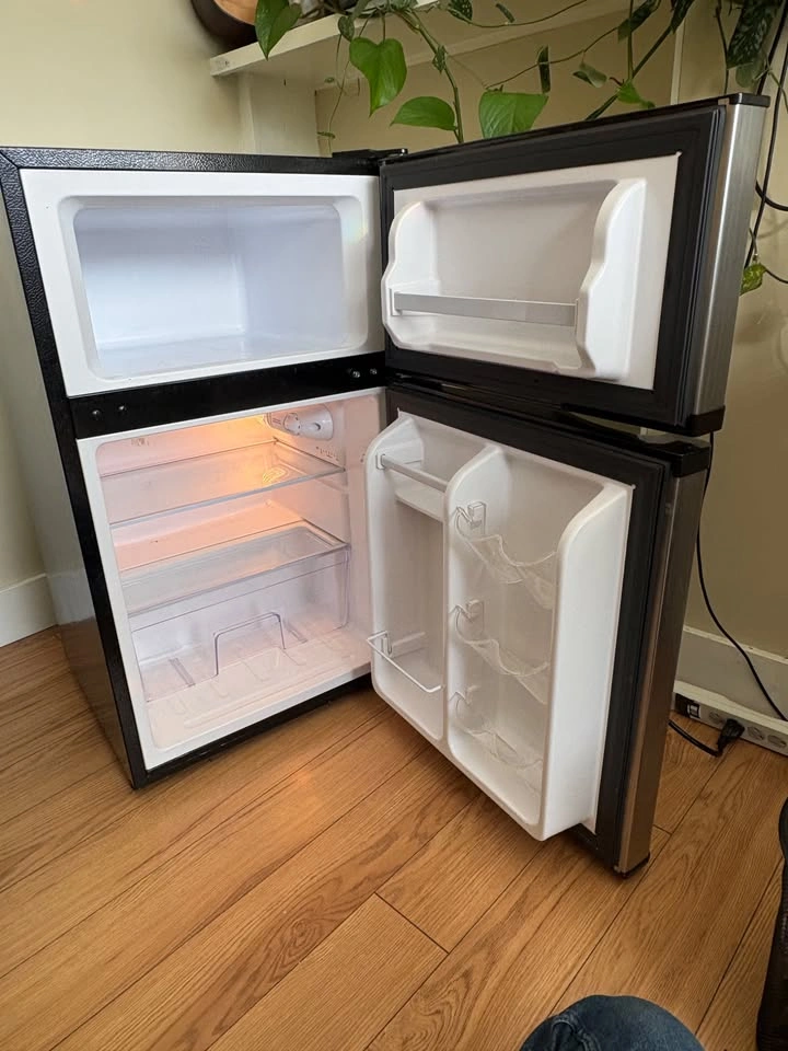 Insignia Minifridge w/ Freezer - photo 2