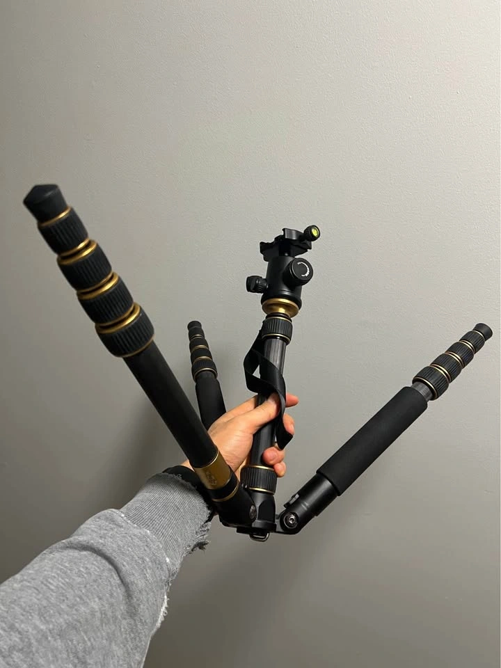 Carbon Fiber Tripod - Brand New Condition - photo 3